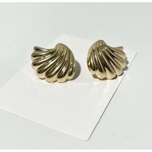NWT Fashion Jewelry Womens Earrings Scalloped Shell Design Gold Toned Post Stud